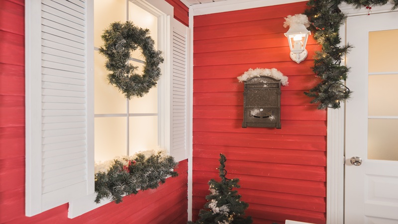 Welcoming the Vacations: The Best Christmas Door Decoration Ideas for Your Home